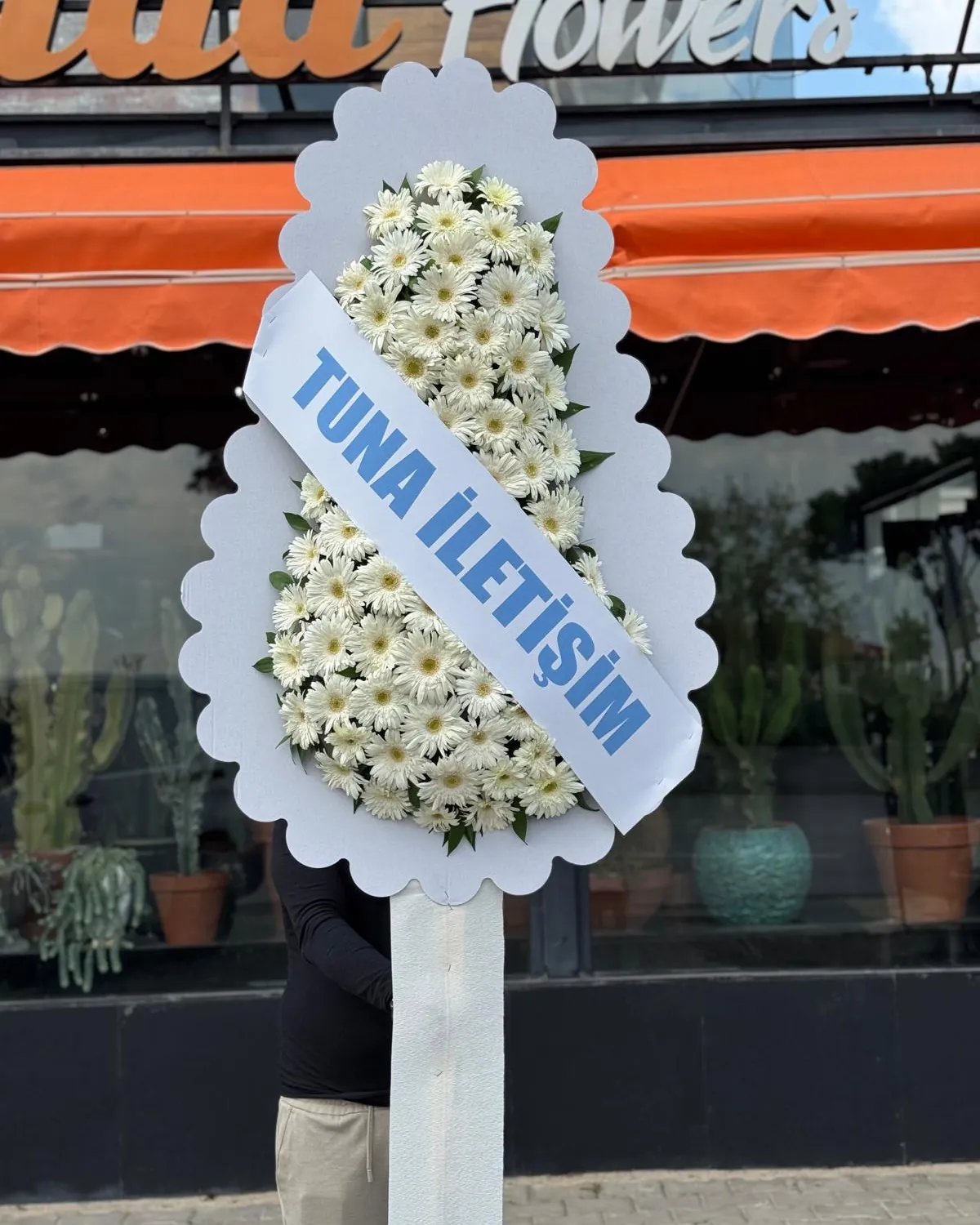 Beyaz Gerberalı Ayaklı Çelenk – İncek Çiçekçi