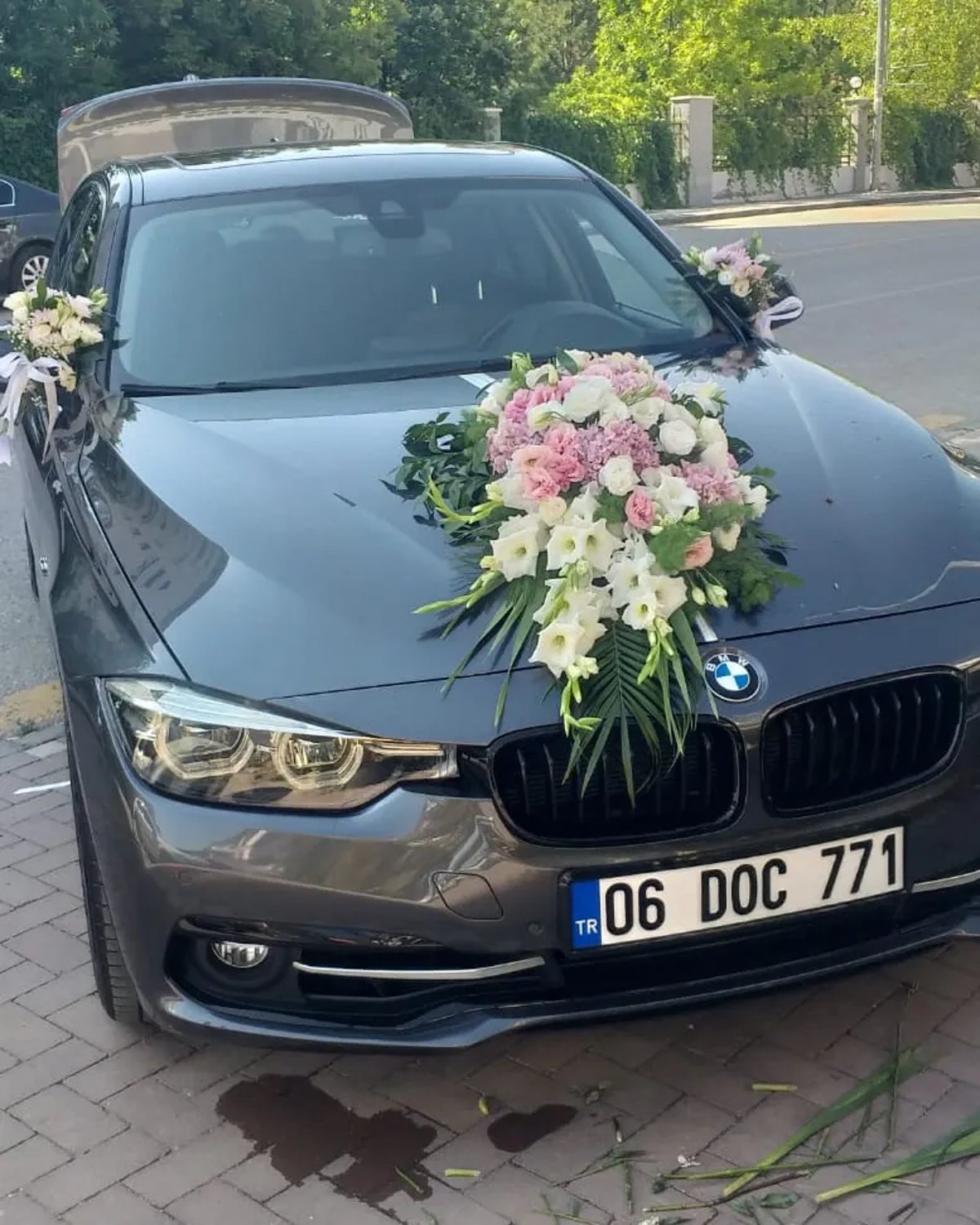 Pembe Beyaz Lisyantus Gelin Arabası Süsü – İncek Çiçekçi
