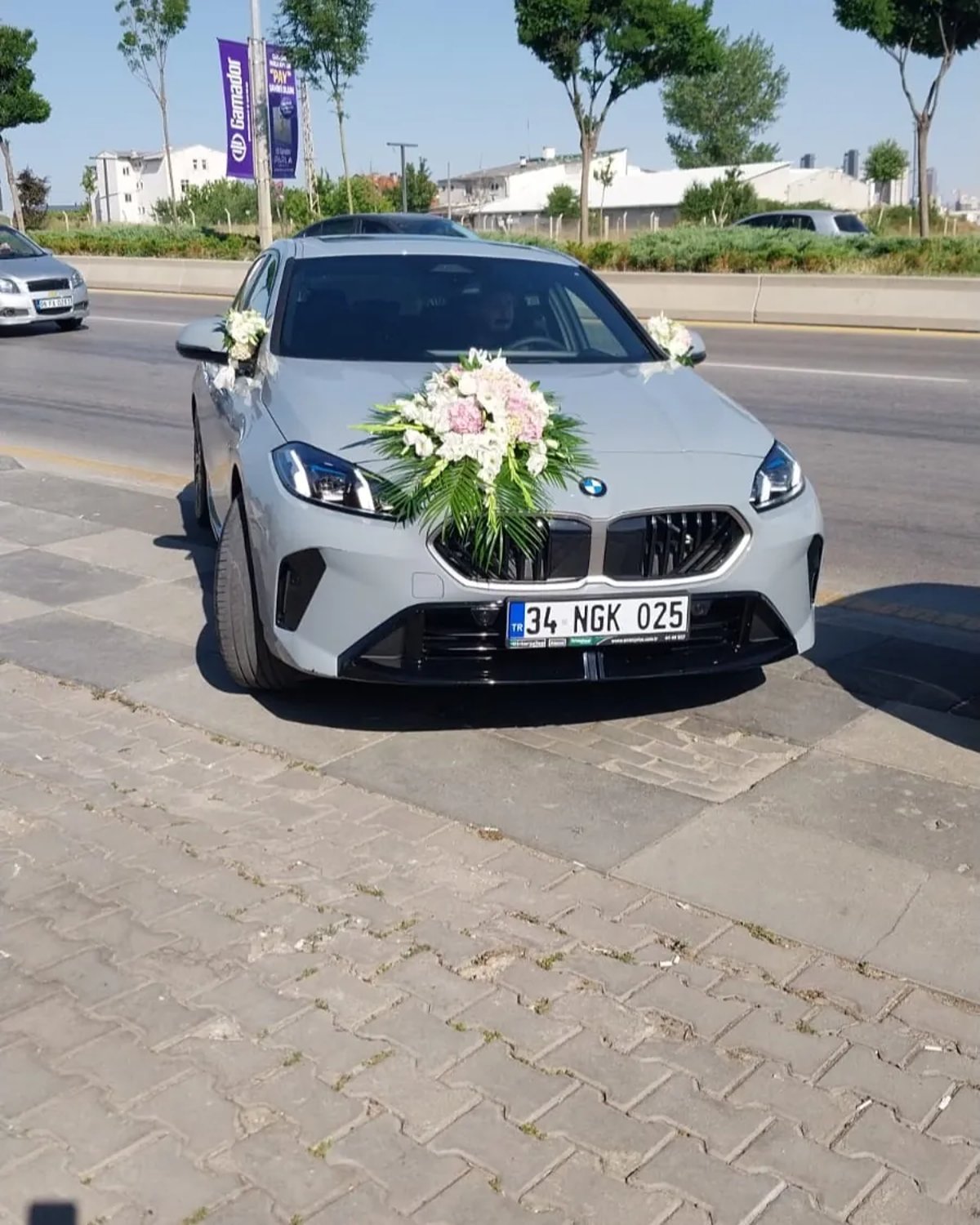 Palmiyeli Pembe Gelin Arabası Süsü – İncek Çiçekçi