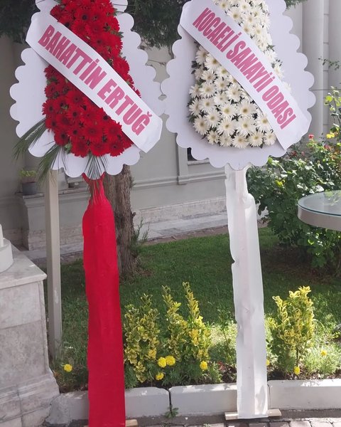 Kırmızı ve Beyaz Gerberalı Çelenkler – İncek Çiçekçi